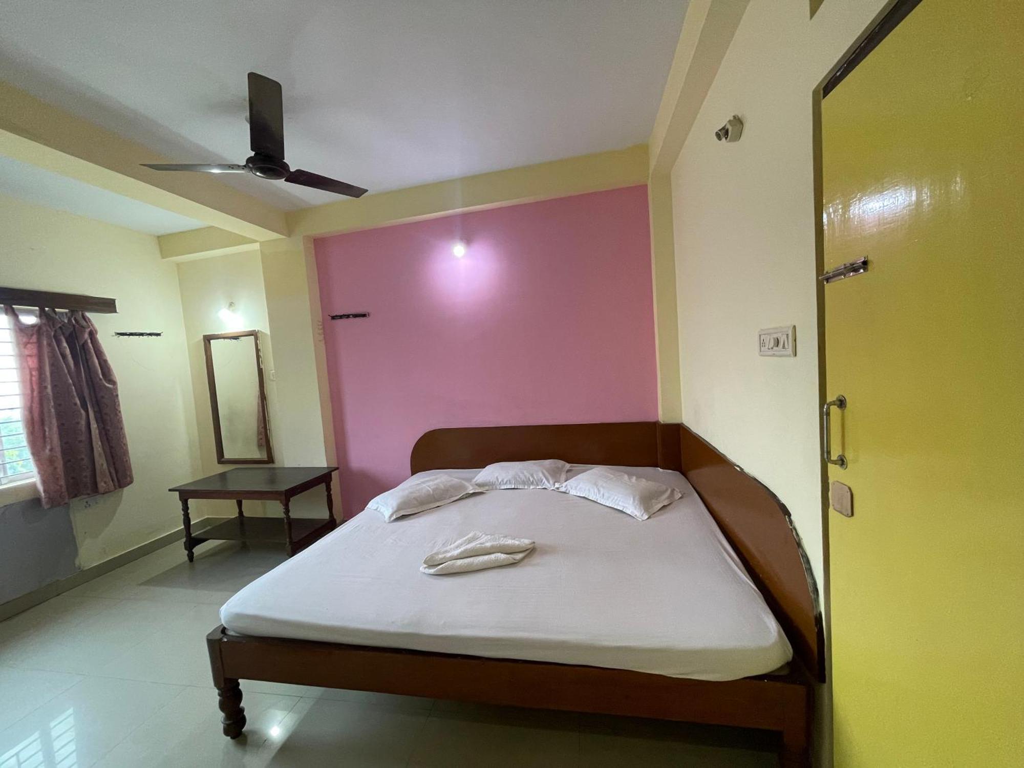 Pushpashree Near Sea Beach-puri Hotel